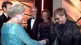 Elton John từng chứng kiến nữ hoàng Elizabeth II 'tát' cháu trai