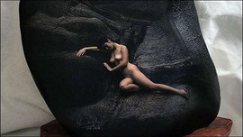 'Nóng mắt' với ảnh khỏa thân trên đá của Thái Phiên