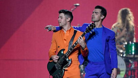 Nick Jonas bị fan quấy rối ngay trên sân khấu