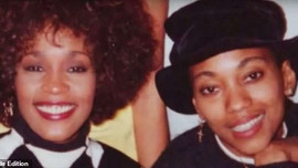 Whitney Houston yêu bạn gái đồng tính từ năm 17 tuổi