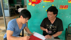 Đạo diễn phim 'Song Lang' bán sách ủng hộ nghệ sĩ nghèo