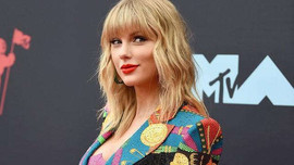 Taylor Swift kêu cứu vì không được phép hát các bản hit của mình tại American Music Awards