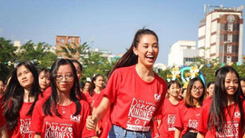 Hoa hậu Trần Tiểu Vy 'Nhảy! Vì sự tử tế' với hàng ngàn sinh viên