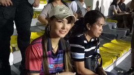 Sao nữ JAV Maria Ozawa cùng hai vệ sĩ lặng lẽ đến sân xem Việt Nam thắng Indonesia