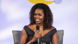 Cựu Đệ nhất phu nhân Mỹ Michele Obama quyên hơn 500.000 USD tiền bán hồi ký cho từ thiện
