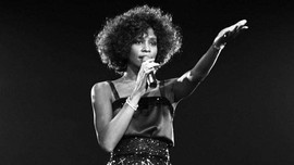 Huyền thoại âm nhạc Whitney Houston được vinh danh tại Đại sảnh dang vọng Rock and Roll