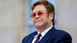 Elton John viêm phổi nặng, mất giọng huỷ ít nhất 2 show diễn
