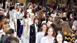 Sự thật về Tuần lễ thời trang Milan, Paris: 20.000 USD mua danh?