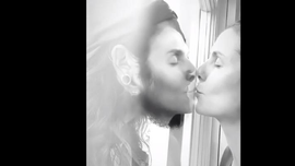 Siêu mẫu Heidi Klum đã được cách ly vì COVID-19, gây xúc động khi hôn chồng qua cửa kính