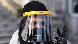 Fashionista Ukraine mặc đồ bảo hộ, đeo khẩu trang dự show diễn của Chanel