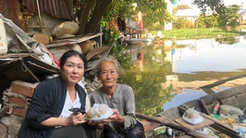 Nghệ sĩ Thanh Thuỷ nấu cơm cho người nghèo trong mùa dịch
