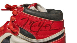 Đôi giầy cũ của Michael Jordan có giá hơn 13 tỉ đồng
