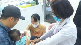 Nữ bác sĩ tự tiêm thử nghiệm vắc xin mới trước khi tiêm cho khách hàng