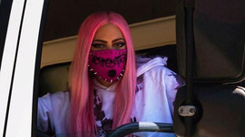Lady Gaga đeo khẩu trang hồng 'hầm hố' của NTK gốc Việt