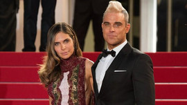 Ca sĩ Anh Robbie Williams sợ bị cướp xông vào nhà