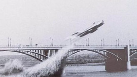 Cú bay huyền thoại xuyên qua gầm cầu của tiêm kích cận siêu âm MiG-17