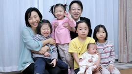8 năm vừa chăm 5 con, bà mẹ Nhật Bản vẫn tốt nghiệp xuất sắc ĐH Harvard 