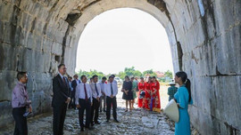 Đại sứ Mỹ tài trợ 92.500 USD giúp bảo tồn di sản văn hóa Thành nhà Hồ