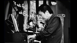 Nhạc sĩ Phú Quang say đắm trong những bản tình ca cho đêm nhạc riêng mình
