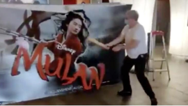 Chuyển qua chiếu mạng, poster ‘Mulan’ bị chủ rạp phim Pháp đập nát