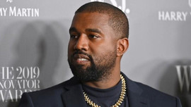 Rapper Kanye West, từng đòi tranh cử Tổng thống Mỹ, gây sốc khi đăng clip tè vào cúp Grammy