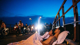 Bộ ảnh cưới ‘đụng đâu ngủ đó’ của cặp đôi tại Hà Nội: Hết mình, táo bạo nhưng phản cảm