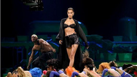 Show diễn nội y gây chú ý sau COVID-19 của ca sĩ Rihanna: Hội tụ nhiều chân dài 'bốc lửa'