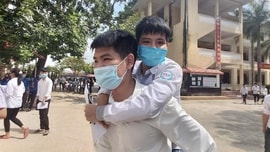 Bộ Y tế lên tiếng về việc đặc cách nam sinh cõng bạn đến trường vào ĐH Y Hà Nội