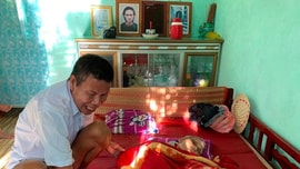 Cần Thơ: Câu chuyện cảm động về người đàn ông 'khờ khờ' nhặt ve chai nuôi mẹ già 94 tuổi