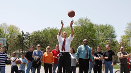 Chất Michelle - Ông Obama chơi bóng rổ để xoa dịu căng thẳng trong ngày bầu cử