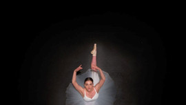 Vẻ đẹp của vũ công múa ballet từ trên không