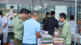 Thu giữ hàng loạt sách giả tại Hội chợ sách ở Hà Nội