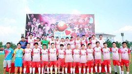 Chùm ảnh các nghệ sĩ TP.HCM và cầu thủ chuyên nghiệp đá banh giao hữu nhằm ủng hộ đồng bào miền Trung
