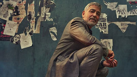 George Clooney gặp tai nạn suýt chết, còn mọi người mải miết chụp hình