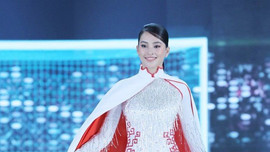 Hoa hậu Tiểu Vy gây ấn tượng với bộ sưu tập áo dài về bóng đá