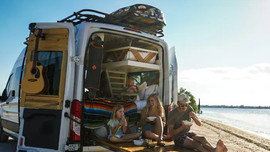 Trong chiếc xe van 7,4 m2, lối sống phiêu lưu tối giản của gia đình trẻ khiến nhiều người... ngạc nhiên