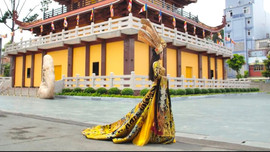 Thái Thị Hoa đạt giải nhất Quốc phục tại Hoa hậu Trái Đất với hình tượng mẹ Âu Cơ
