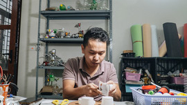 Chàng trai Hà Nội sáng tạo cả kho đồ chơi từ rác thải: "Mình làm không xuể, vì lượng rác quá nhiều"