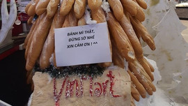 Sóc Trăng: Cây thông Noel làm từ hàng trăm chiếc bánh mì