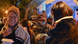 Cảm động những suất cơm 0 đồng trao tặng người vô gia cư giữa đêm đông giá rét ở Hà Nội
