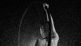 Vẻ đẹp của những đường cong cơ thể trong ảnh nude đen trắng