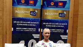 Tham vọng của nhà sản xuất robot nói ‘hủy diệt loài người’ và mặc áo dài trả lời phỏng vấn ở Việt Nam