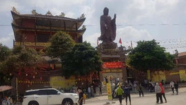 Hàng ngàn khách du lịch đổ về xem tượng Phật cao 24 mét ở An Giang