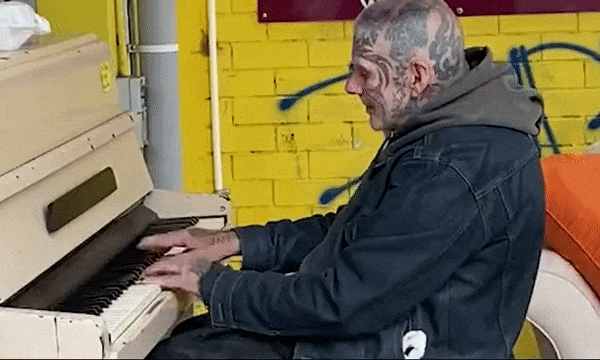 Người đàn ông "xăm trổ" gây sửng sốt vì ngón đàn piano