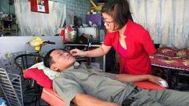 Reuters cảm thương thợ cắt tóc Việt 1 tay bị chồng bỏ sau tai nạn, một mình nuôi hai con