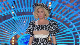 Đang ghi hình trực tiếp, nữ ca sĩ Katy Perry bất ngờ vạch áo khoe nội y