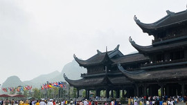 Bộ VHTT-DL ra công văn chấn chỉnh sau hình ảnh du khách chen nhau ở chùa Tam Chúc