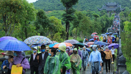 Cuối tuần, hàng ngàn người vẫn đổ về chùa Tam Chúc bất chấp mưa gió và dịch COVID-19