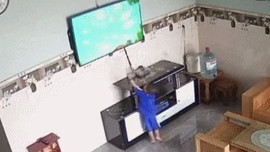 Clip cách hành xử của người mẹ khi em bé đập vỡ TV khiến dân mạng tranh cãi
