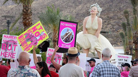 Bị phản đối vì quá gợi dục, bức tượng Marilyn 'tốc váy' vẫn được đặt nơi công cộng